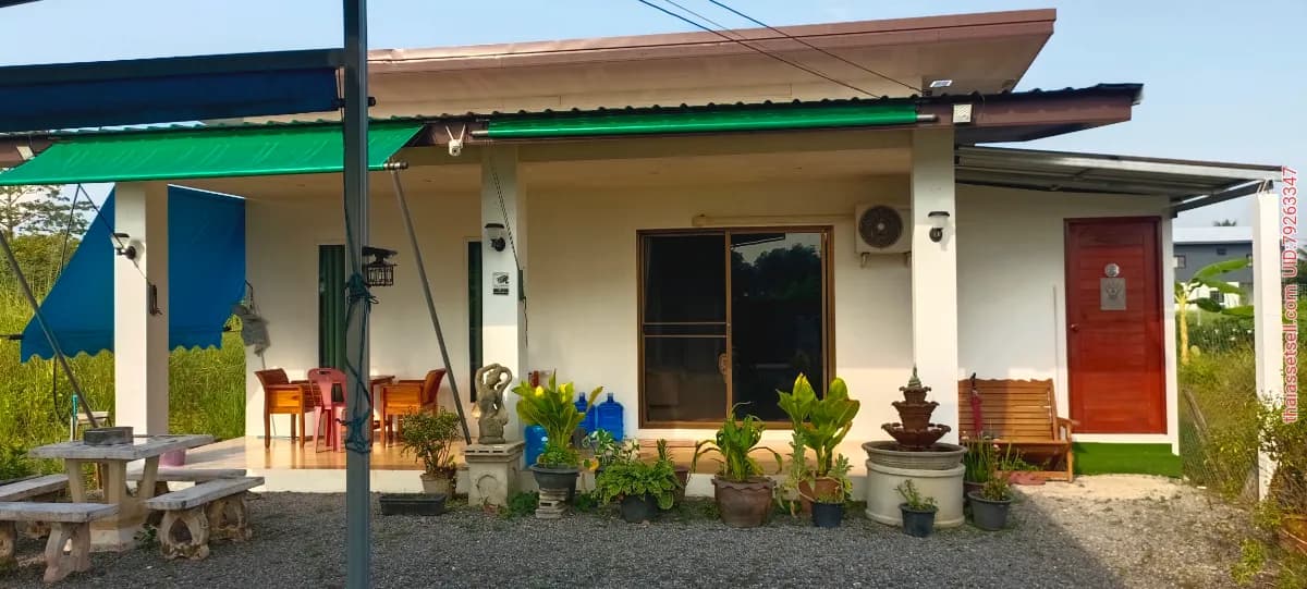 ขายบ้านพร้อมที่ดิน 2 ห้องนอน 1 ห้องทำงาน 1 ห้องโถงใหญ่ 1 ห้องครัว 2 ห้องน้ำพร้อมลานจอดรถติดแอร์ทุกห้อง มีระเบียงนั่งเล่นอายุบ้าน 2 ปี แม่ริม เชียงใหม่