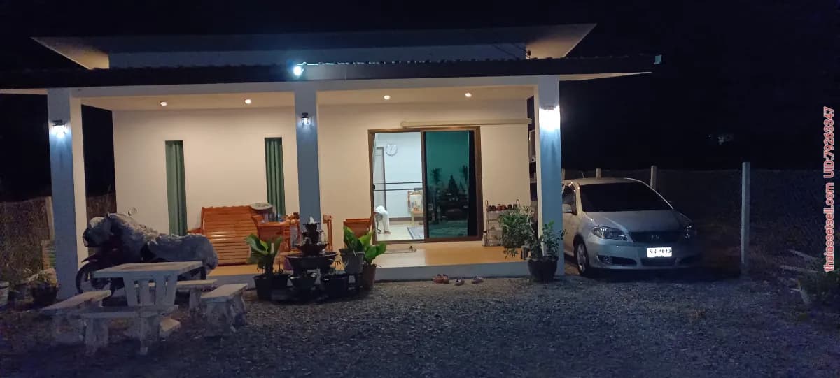 ขายบ้านพร้อมที่ดิน 2 ห้องนอน 1 ห้องทำงาน 1 ห้องโถงใหญ่ 1 ห้องครัว 2 ห้องน้ำพร้อมลานจอดรถติดแอร์ทุกห้อง มีระเบียงนั่งเล่นอายุบ้าน 2 ปี แม่ริม เชียงใหม่